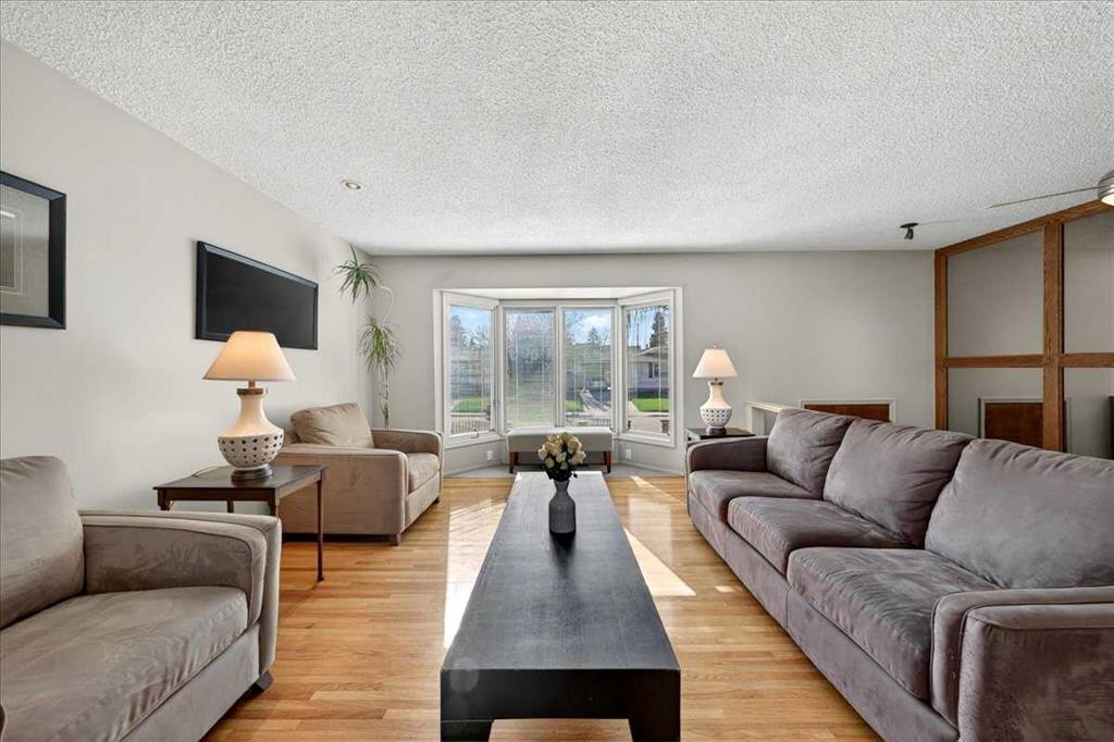 332 Whitney Crescent Se, Calgary, AB - Indoor Photo Showing Living Room
