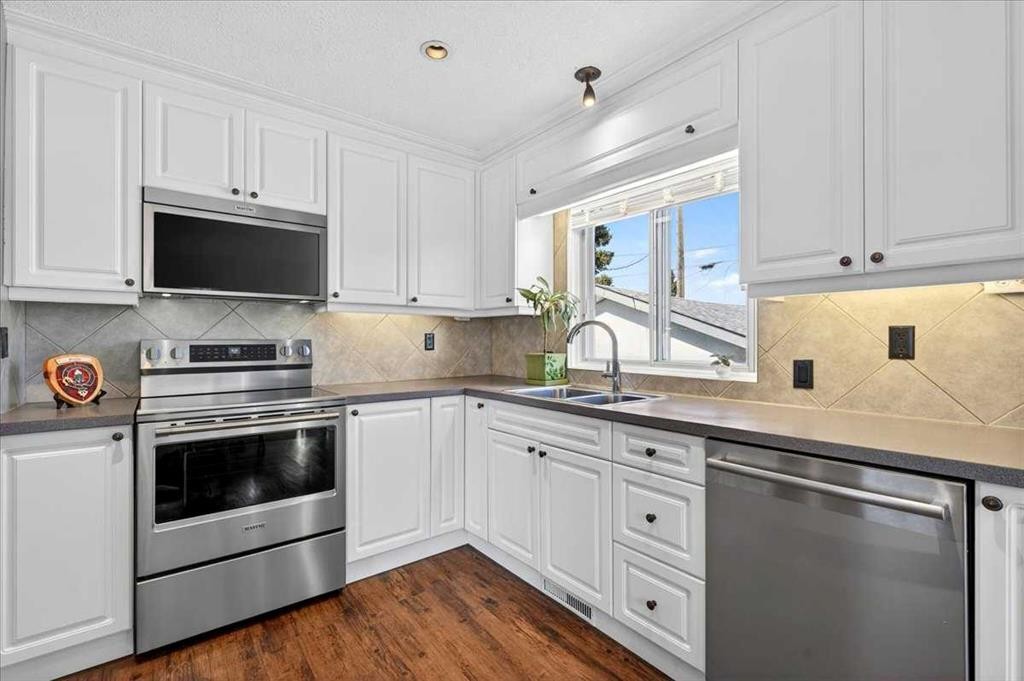 332 Whitney Crescent Se, Calgary, AB - Indoor Photo Showing Kitchen With Double Sink