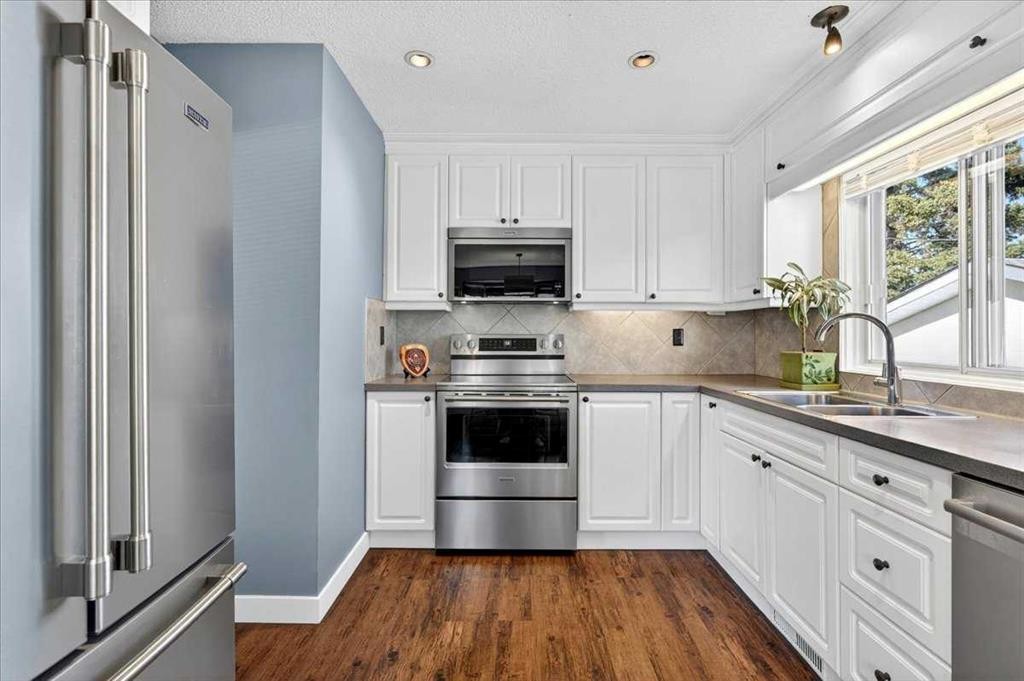 332 Whitney Crescent Se, Calgary, AB - Indoor Photo Showing Kitchen With Double Sink