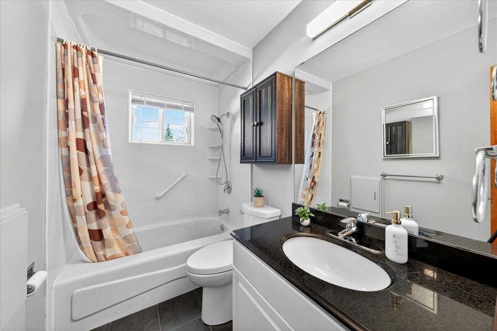 332 Whitney Crescent Se, Calgary, AB - Indoor Photo Showing Bathroom