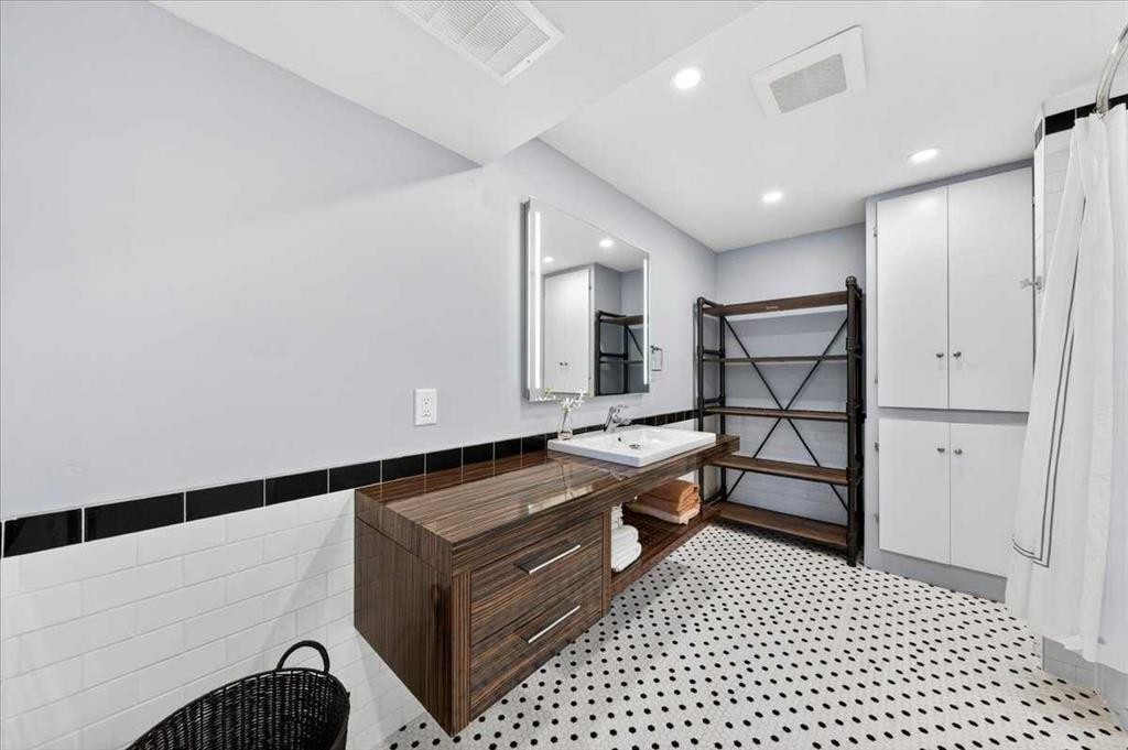 332 Whitney Crescent Se, Calgary, AB - Indoor Photo Showing Other Room