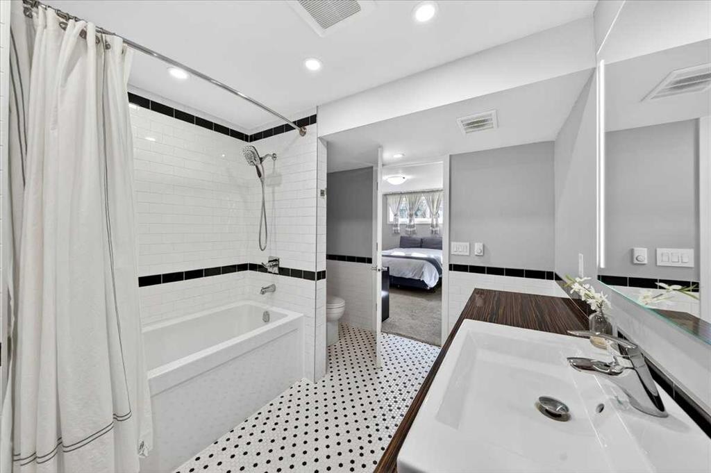 332 Whitney Crescent Se, Calgary, AB - Indoor