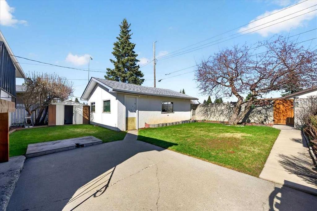 332 Whitney Crescent Se, Calgary, AB - Outdoor