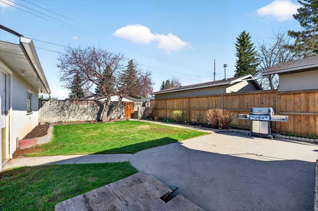 332 Whitney Crescent Se, Calgary, AB - Outdoor