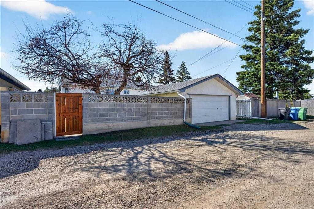 332 Whitney Crescent Se, Calgary, AB - Outdoor