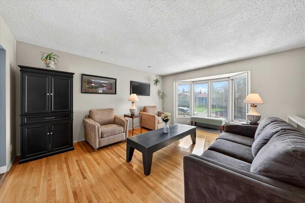 332 Whitney Crescent Se, Calgary, AB - Indoor Photo Showing Living Room