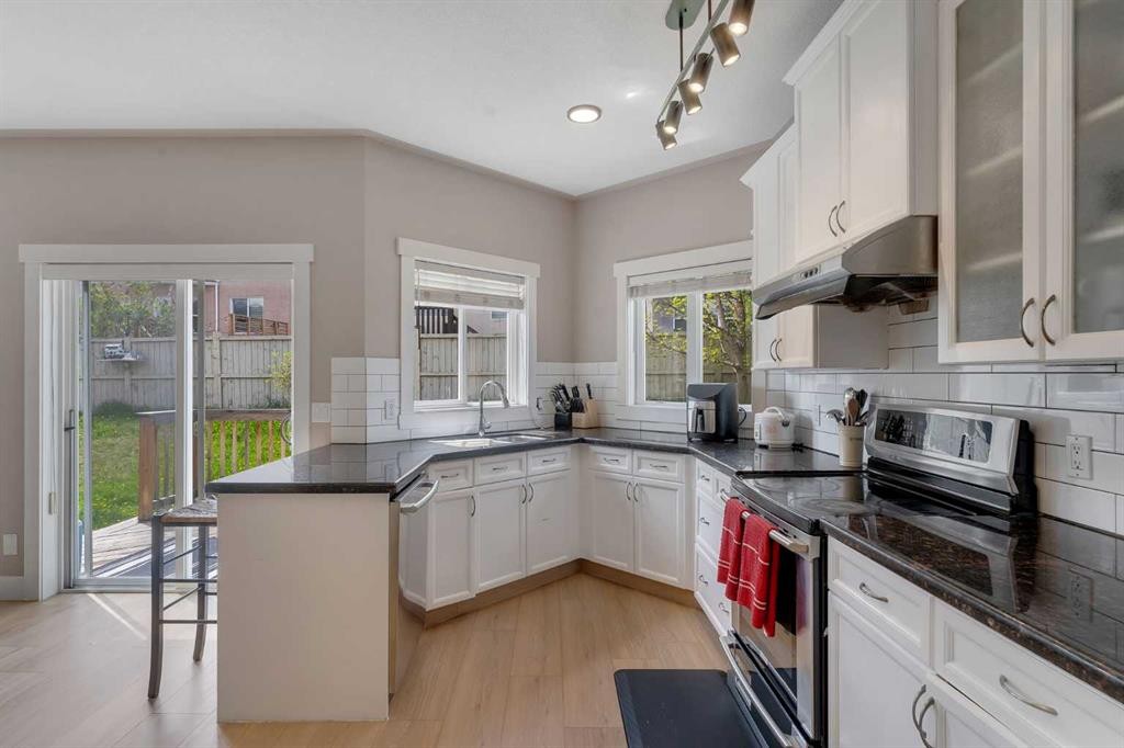 57 Sherwood Terrace Nw, Calgary, AB - Indoor Photo Showing Kitchen