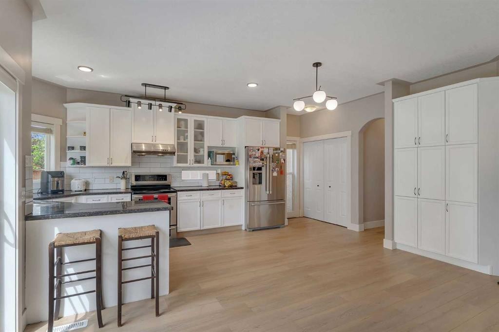 57 Sherwood Terrace Nw, Calgary, AB - Indoor Photo Showing Kitchen