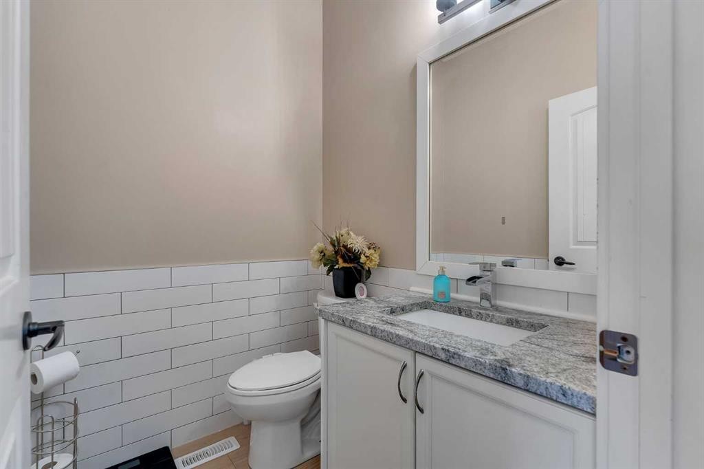 57 Sherwood Terrace Nw, Calgary, AB - Indoor Photo Showing Bathroom