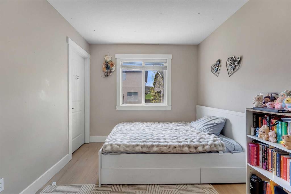 57 Sherwood Terrace Nw, Calgary, AB - Indoor Photo Showing Bedroom