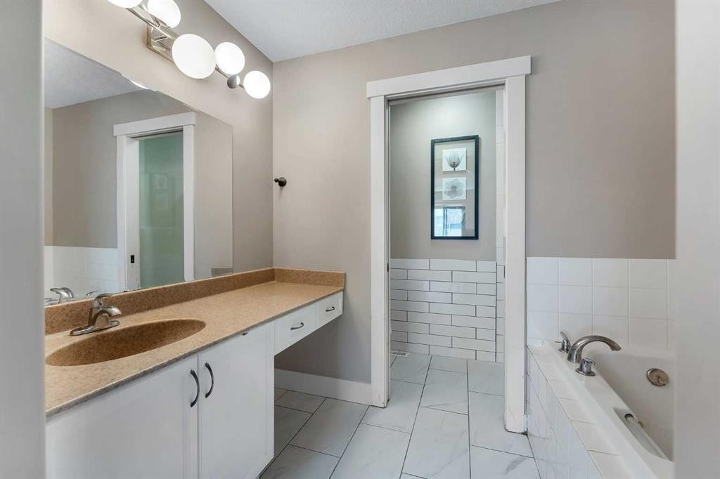 57 Sherwood Terrace Nw, Calgary, AB - Indoor Photo Showing Bathroom