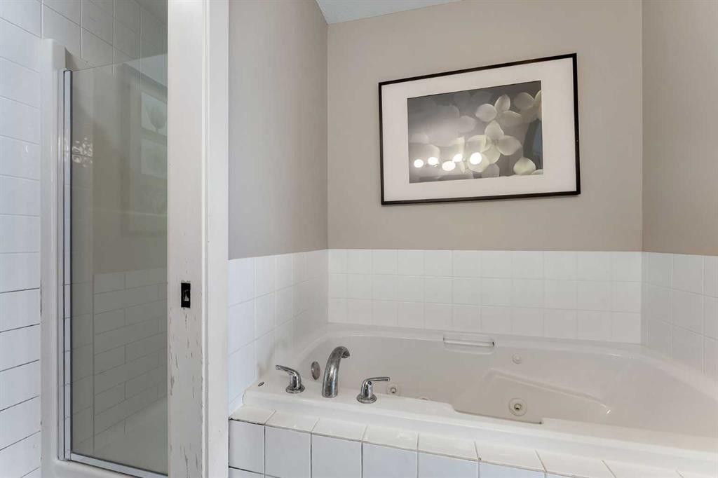 57 Sherwood Terrace Nw, Calgary, AB - Indoor Photo Showing Bathroom