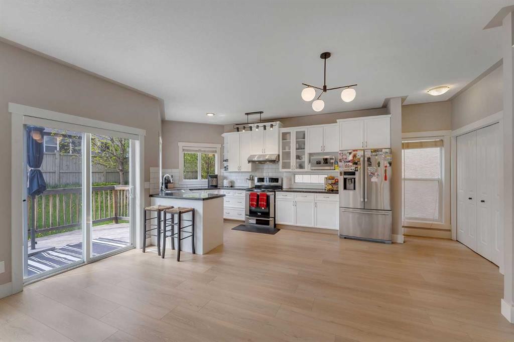 57 Sherwood Terrace Nw, Calgary, AB - Indoor Photo Showing Kitchen