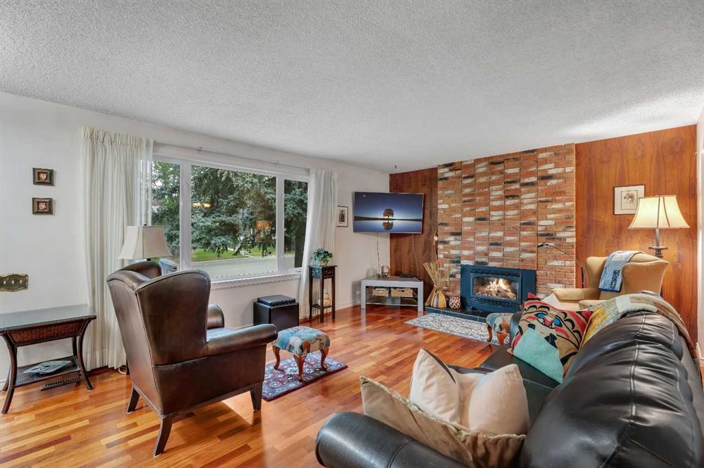 4623 31 Avenue Ne, Calgary, AB - Indoor Photo Showing Living Room With Fireplace