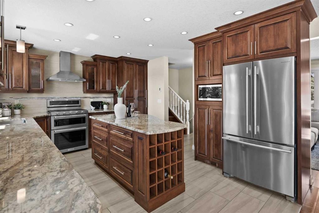 7715 67 Avenue Nw, Calgary, AB - Indoor Photo Showing Kitchen