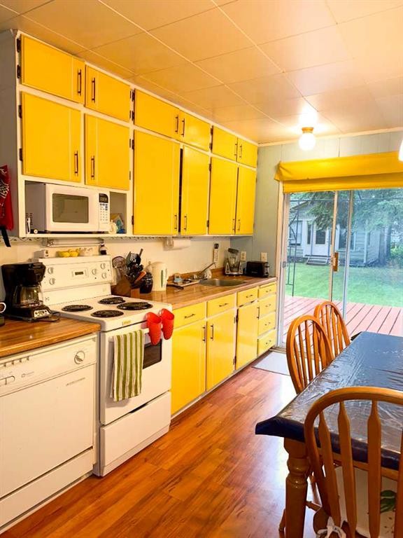 2 Hummingbird Lane, Half Moon Bay, AB - Indoor Photo Showing Kitchen