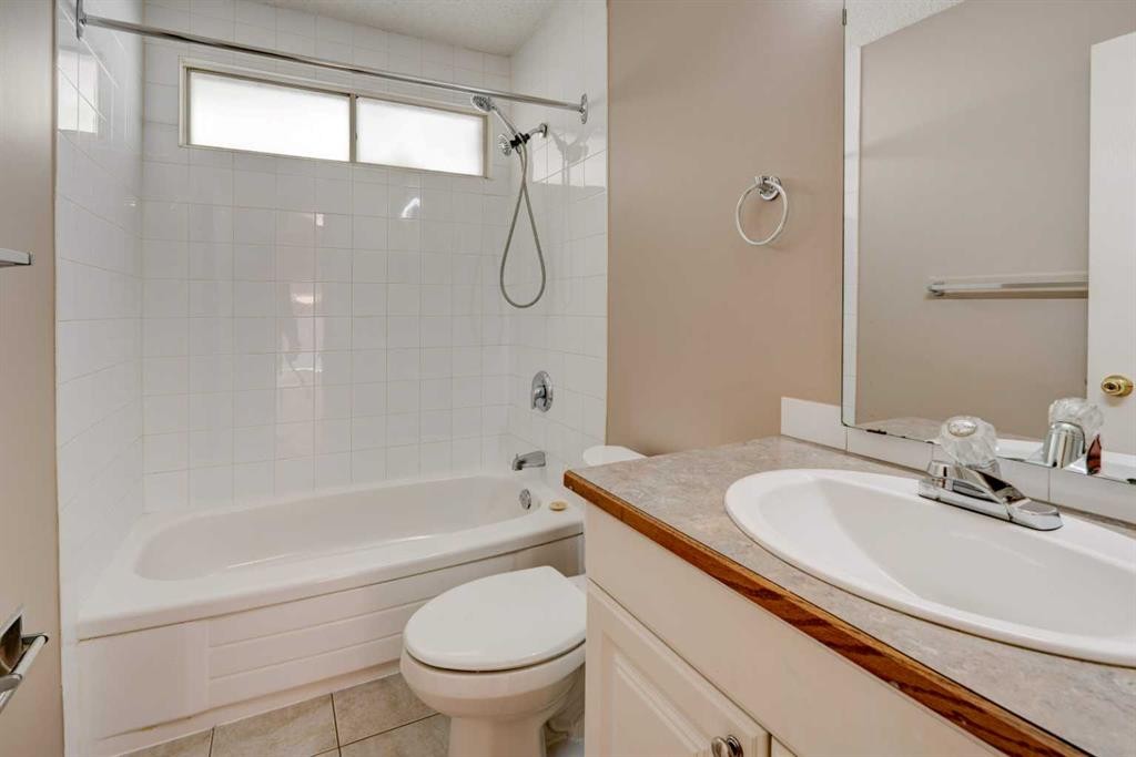 27 Dovely Way Se, Calgary, AB - Indoor Photo Showing Bathroom