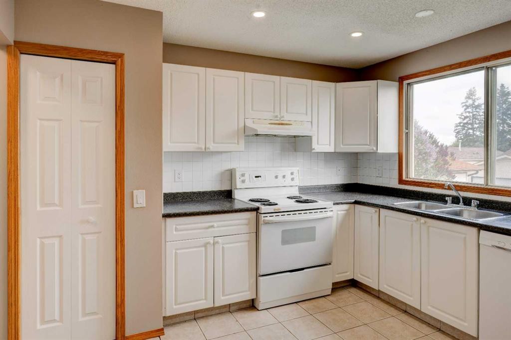 27 Dovely Way Se, Calgary, AB - Indoor Photo Showing Kitchen With Double Sink