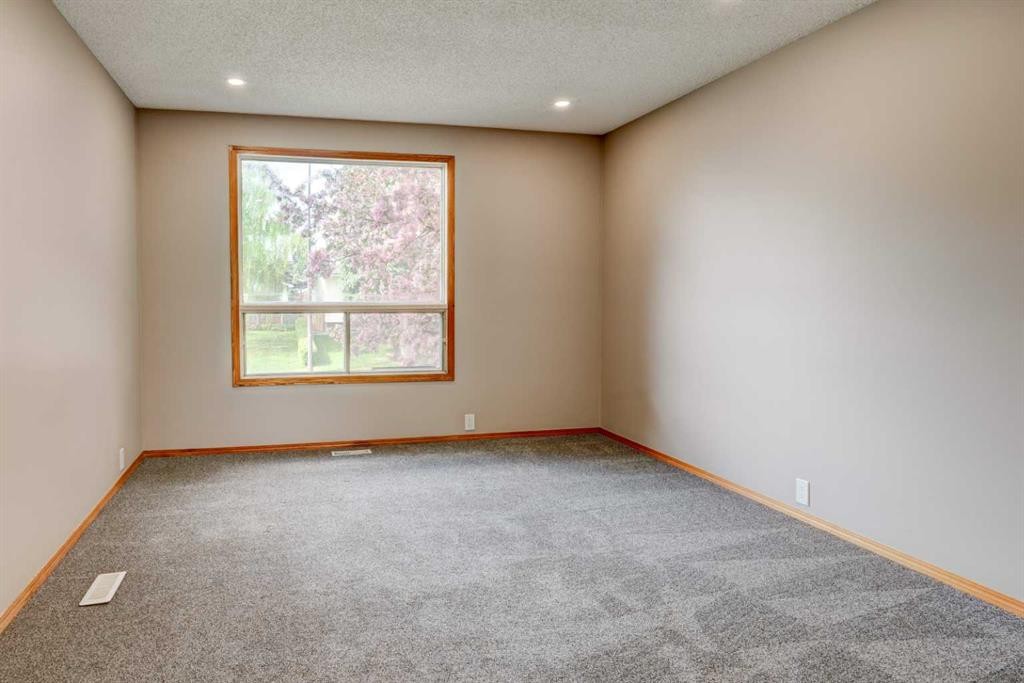 27 Dovely Way Se, Calgary, AB - Indoor Photo Showing Other Room
