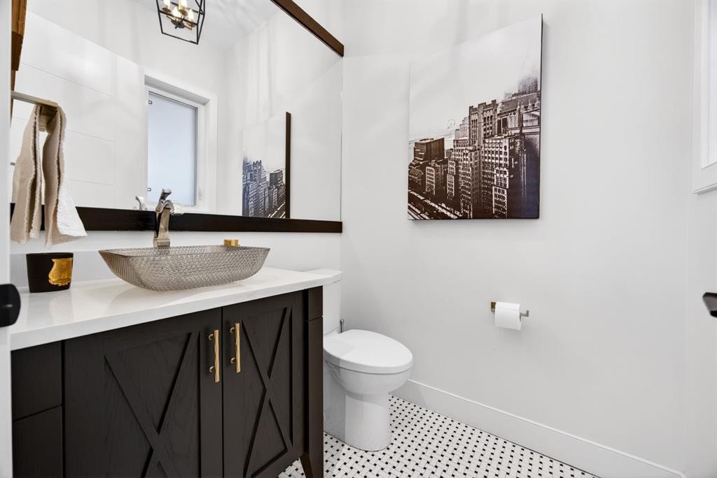 2038 48 Avenue Sw, Calgary, AB - Indoor Photo Showing Bathroom