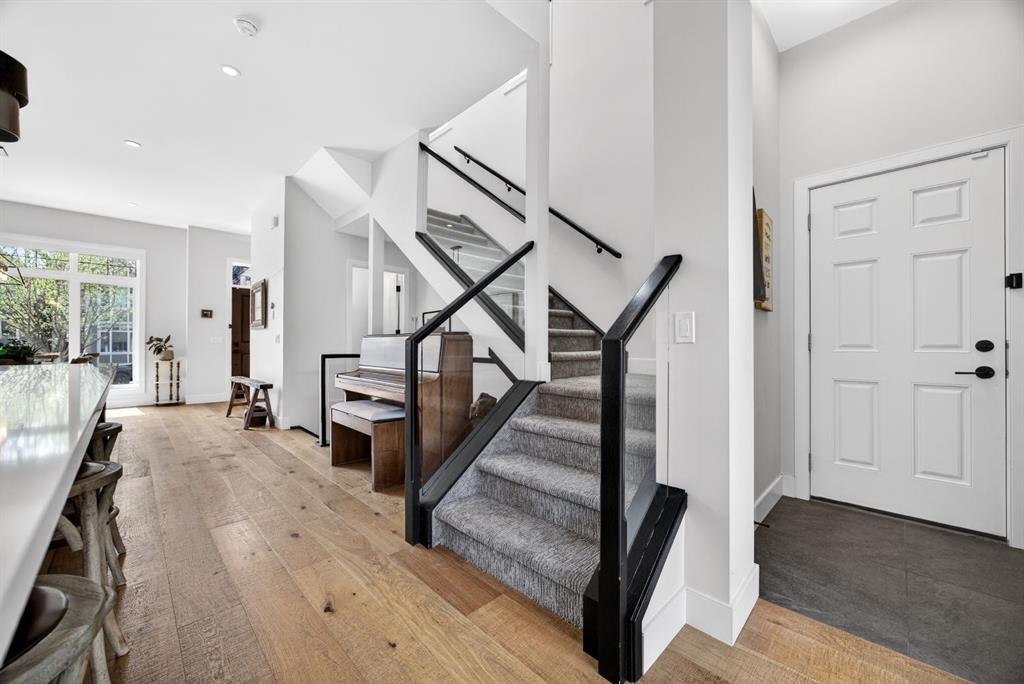 2038 48 Avenue Sw, Calgary, AB - Indoor Photo Showing Other Room