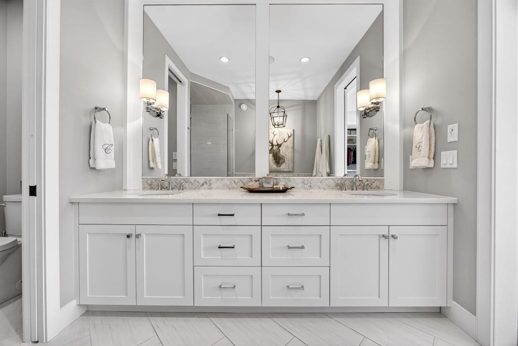 2038 48 Avenue Sw, Calgary, AB - Indoor Photo Showing Bathroom