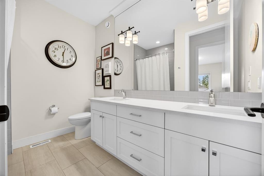 2038 48 Avenue Sw, Calgary, AB - Indoor Photo Showing Bathroom