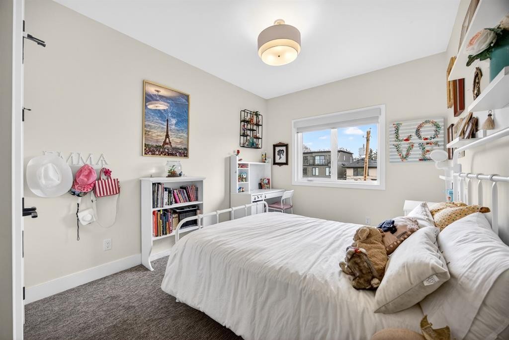 2038 48 Avenue Sw, Calgary, AB - Indoor Photo Showing Bedroom