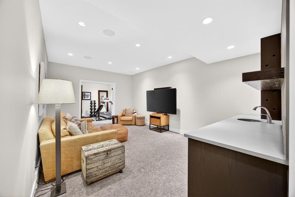 2038 48 Avenue Sw, Calgary, AB - Indoor