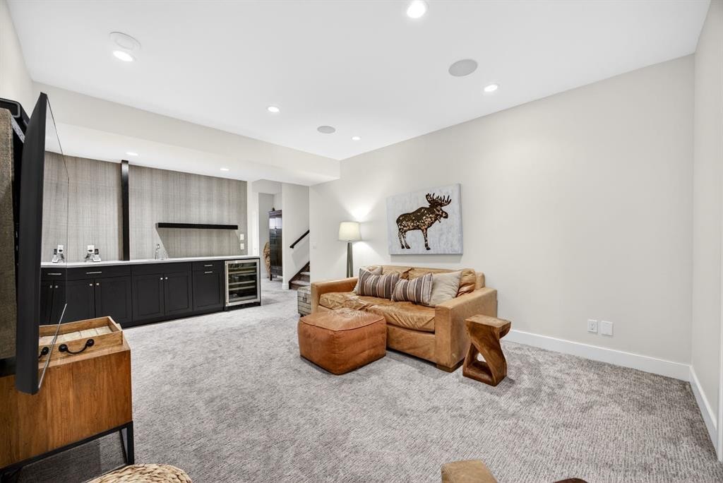 2038 48 Avenue Sw, Calgary, AB - Indoor