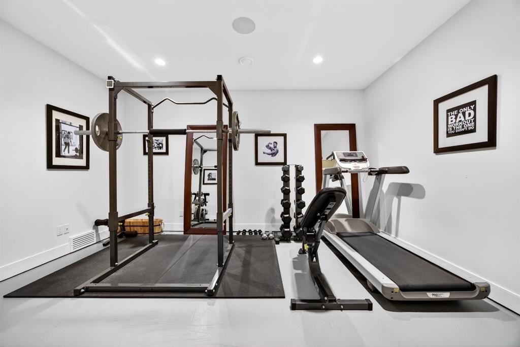 2038 48 Avenue Sw, Calgary, AB - Indoor Photo Showing Gym Room
