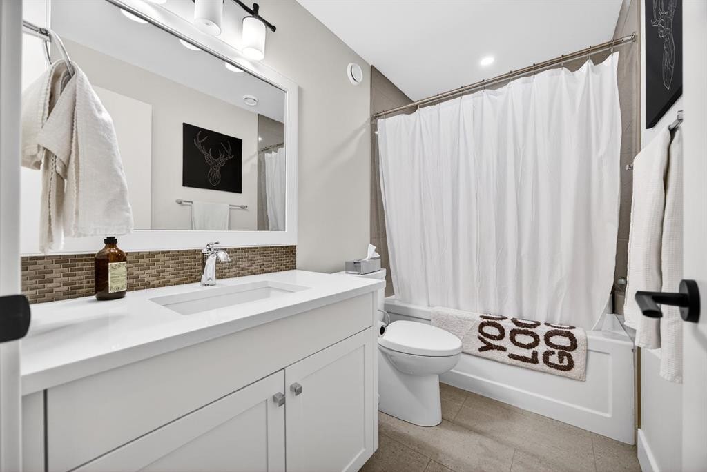 2038 48 Avenue Sw, Calgary, AB - Indoor Photo Showing Bathroom