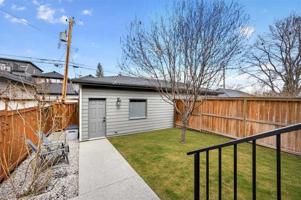 2038 48 Avenue Sw, Calgary, AB - Outdoor