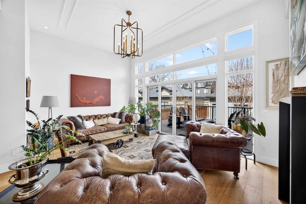 2038 48 Avenue Sw, Calgary, AB - Indoor Photo Showing Living Room