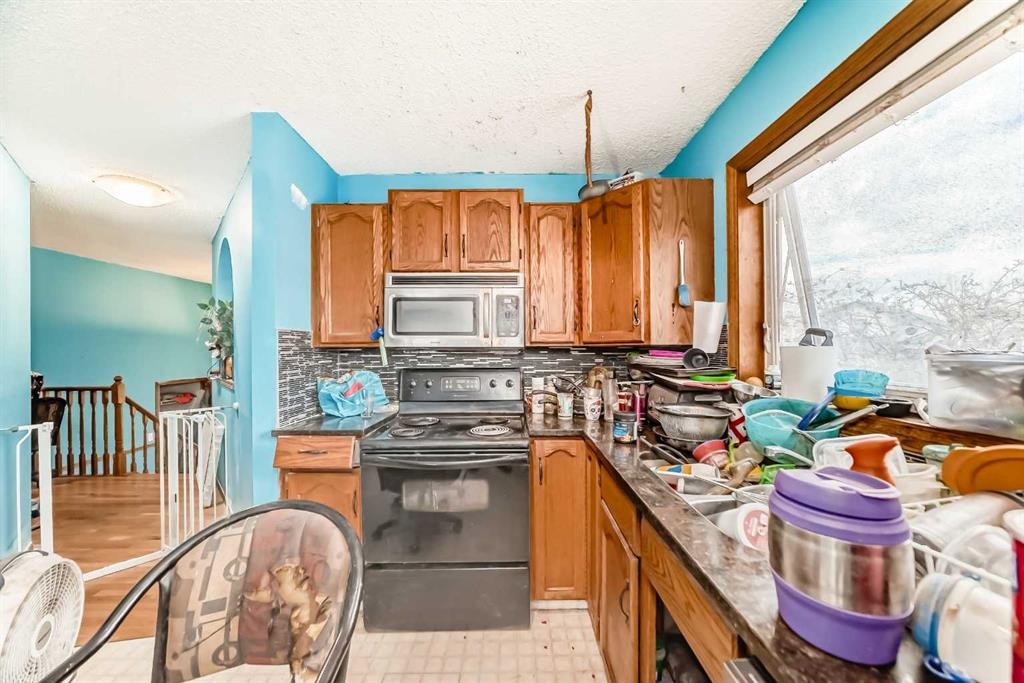 176 Woodside Road Nw, Airdrie, AB - Indoor Photo Showing Kitchen