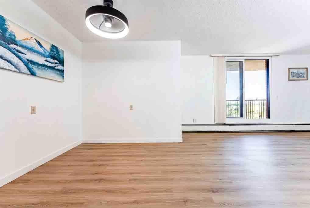 802-4944 Dalton Drive Nw, Calgary, AB - Indoor Photo Showing Other Room