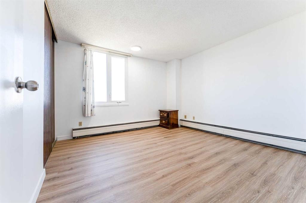 802-4944 Dalton Drive Nw, Calgary, AB - Indoor Photo Showing Other Room
