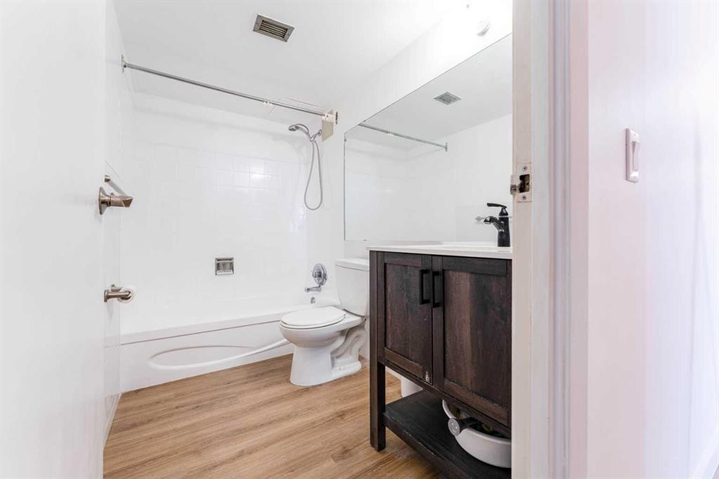 802-4944 Dalton Drive Nw, Calgary, AB - Indoor Photo Showing Bathroom