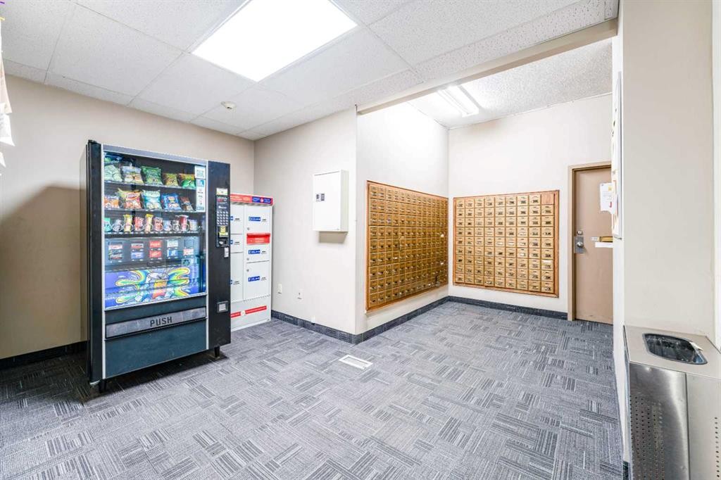 802-4944 Dalton Drive Nw, Calgary, AB - Indoor Photo Showing Other Room