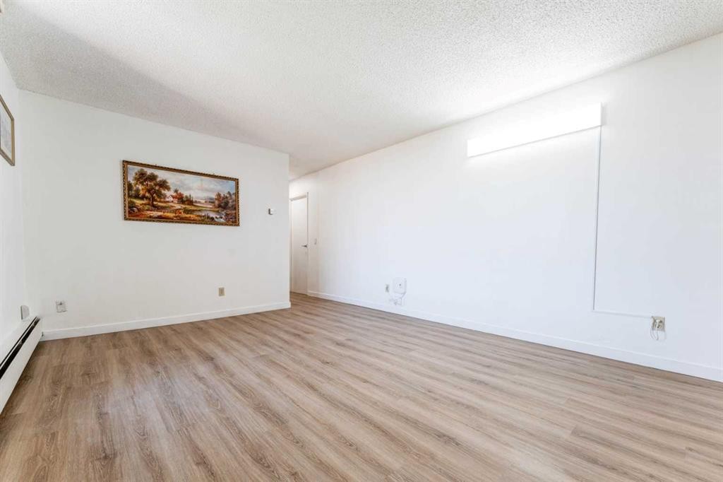 802-4944 Dalton Drive Nw, Calgary, AB - Indoor Photo Showing Other Room