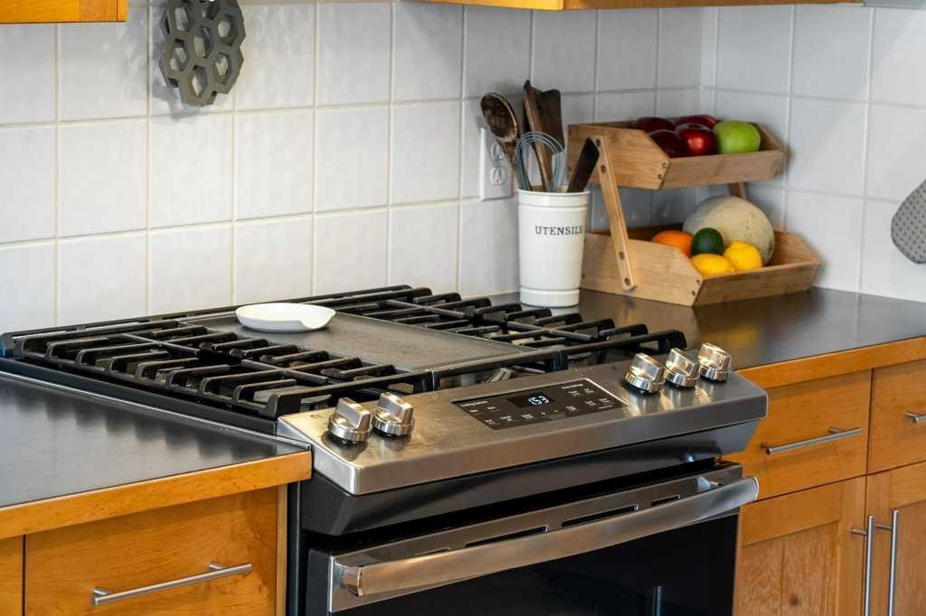 90 Elgin Drive Se, Calgary, AB - Indoor Photo Showing Kitchen