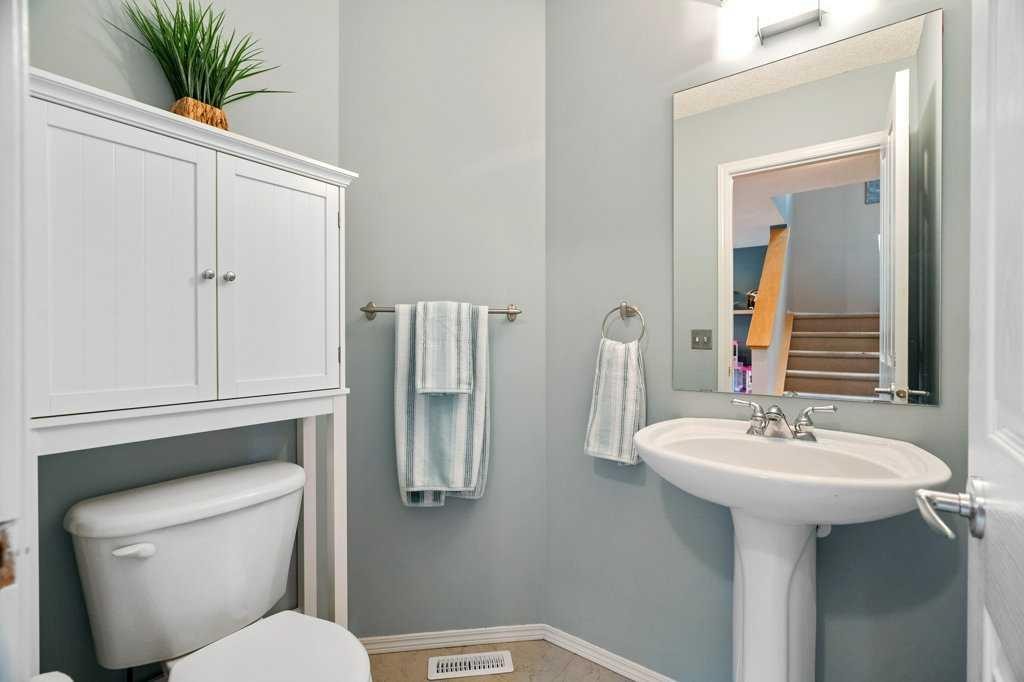 90 Elgin Drive Se, Calgary, AB - Indoor Photo Showing Bathroom