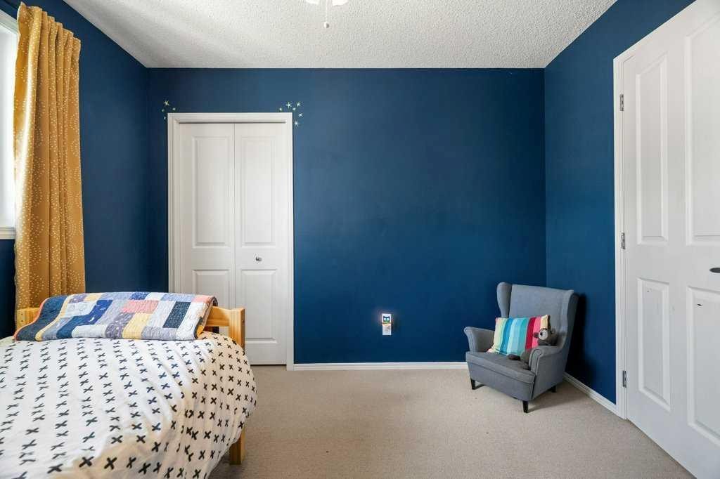 90 Elgin Drive Se, Calgary, AB - Indoor Photo Showing Bedroom