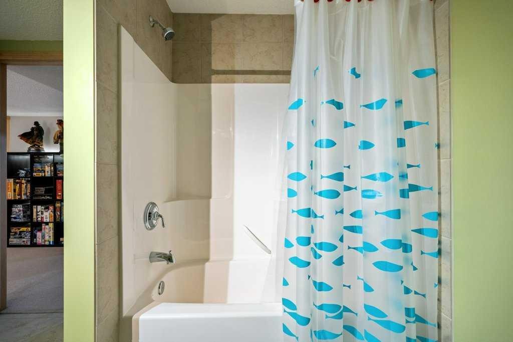 90 Elgin Drive Se, Calgary, AB - Indoor Photo Showing Bathroom