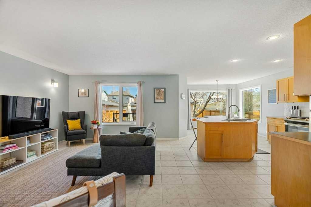 90 Elgin Drive Se, Calgary, AB - Indoor Photo Showing Living Room