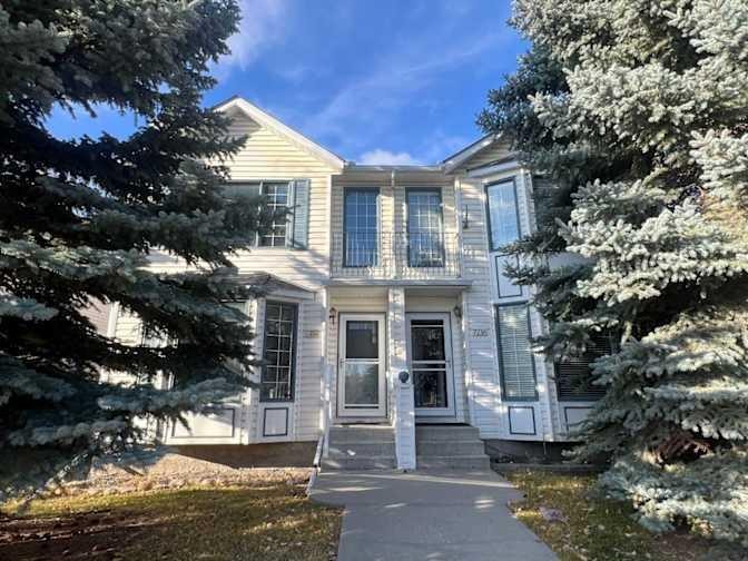 7212 Sierra Morena Boulevard Sw, Calgary, AB - Outdoor