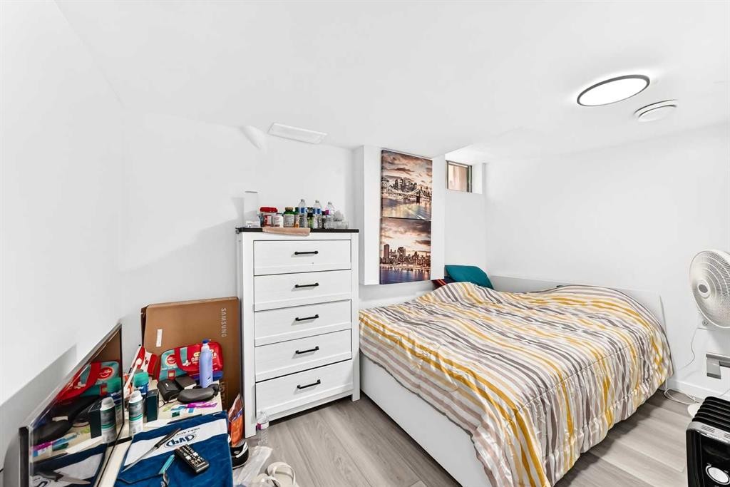 7212 Sierra Morena Boulevard Sw, Calgary, AB - Indoor Photo Showing Bedroom