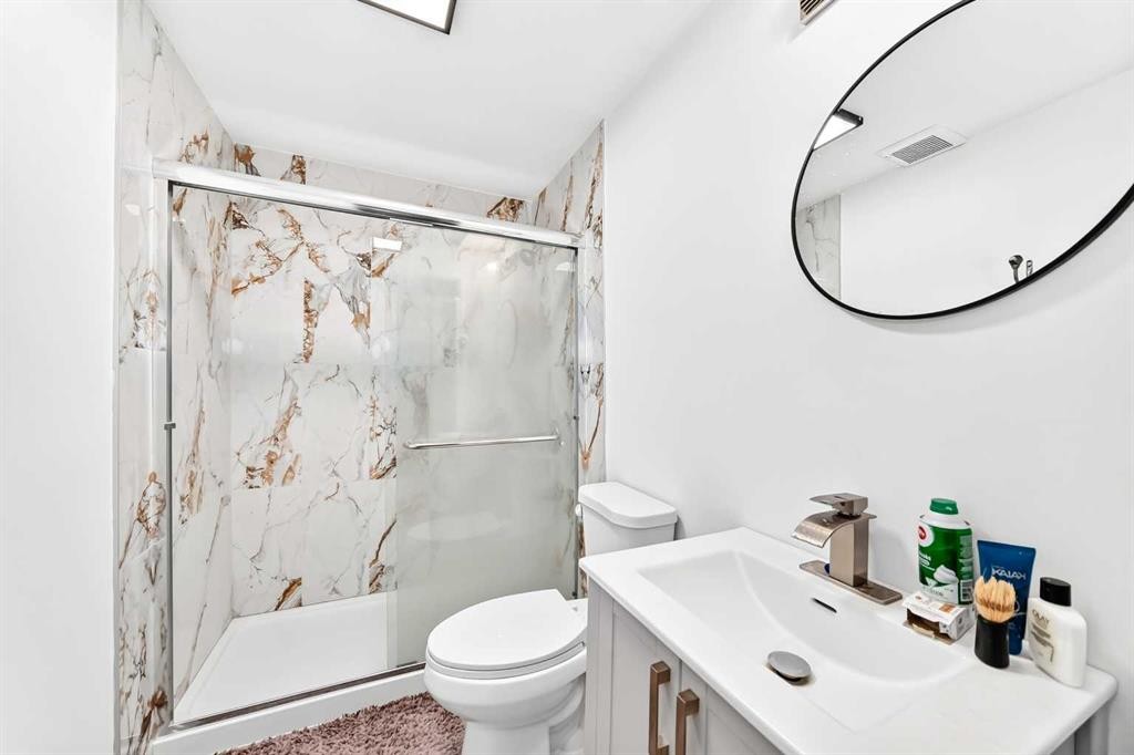 7212 Sierra Morena Boulevard Sw, Calgary, AB - Indoor Photo Showing Bathroom
