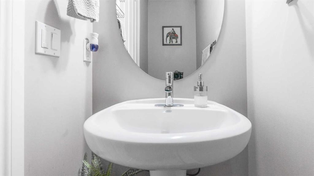 14 Silverado Ridge Link Sw, Calgary, AB - Indoor Photo Showing Bathroom