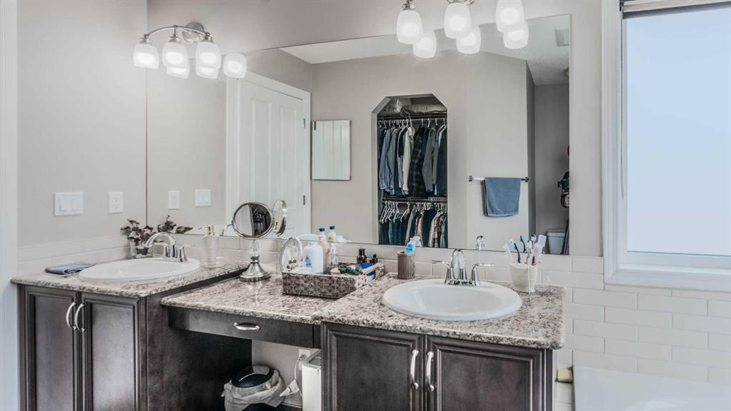 14 Silverado Ridge Link Sw, Calgary, AB - Indoor Photo Showing Bathroom